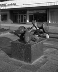 57816 Afbeelding van het beeld De Gewichtheffer van Nel van Lith uit 1972 op het Hammarskjöldhof te Utrecht, met op de ...
